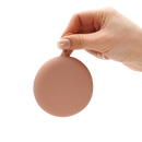 Beige silikonaufbewahrungshülle mit matter oberfläche für bamboozy menstruationsscheibe als sichere alternative im mana shop
