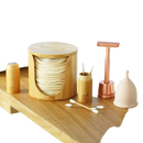 Bamboozy menstruationstasse v3 aus medizinischem silikon neben einem bambusbehälter mit weißen wattestäbchen im mana shop