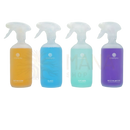 Vier transparente cosmeau glass spray bottle mit weißen düsen gefüllt mit bunten reinigern von bamboozy x cosmeau