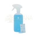 Eine transluzente blaue glas-sprühflasche mit weißem auslöser und bamboozy x cosmeau verpackung