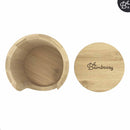 Bambus-Halter für Wattepads von Bamboozy x Cosmeau, aus nachhaltigem Bambus, stilvoll auf einem Badezimmerregal platziert