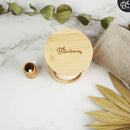 Bambus-Halter für Wattepads von Bamboozy x Cosmeau, nachhaltiges Körperpflege-Accessoire, aus hochwertigem Bambus gefertigt.