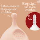 Bamboozy Menstruationstasse v3 aus medizinischem Silikon, flexible Periodenlösung, seitlich fotografiert, in einer Hand gehalten.