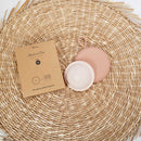 Bamboozy Menstruationsscheibe aus Silikon, flexible Körperpflege, sichere Alternative zu Tampons und Binden, in Gebrauch.