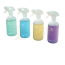 Set aus vier frosted weißen glas-sprühflaschen mit verschiedenen farbigen flüssigkeiten für bamboozy x cosmeau küchenreiniger tabs
