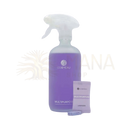 Eine durchscheinend lila cosmeau multi-purpose sprayflasche mit weißem auslöser und lavendel-päckchen von bamboozy x cosmeau