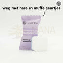 Ein lavenderfarbener, folieverpackter cosmeau waschmaschinentabletten neben einem weißen und hellblauen rechteckigen tablet bamboozy x cosmeau tiefenreinigungstabletten umweltfreundlich
