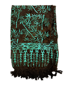 Brauner bambusidylle lunghi sarong mit lebhaftem türkisfarbenem bambusmuster und schwarzem fransenabschluss von mana shop