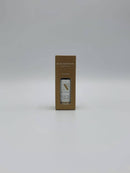 Kleine braune Pappschachtel mit einer Flasche Pfefferminzöl (Hortelã Pimenta).