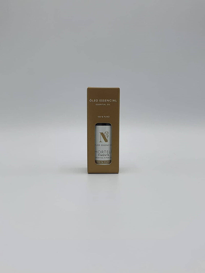 Kleine braune Pappschachtel mit einer Flasche Pfefferminzöl (Hortelã Pimenta).