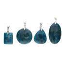 Vier blaue Apatit-Edelsteinanhänger in quadratischen, runden, tropfenförmigen und ovalen Formen mit silbernen Ösen.