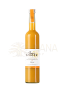 Eine schlanke glasflasche mit ben’s ginger bio ingwer pfirsich basilikum 500ml gefüllt mit orangefarbenem ingwersirup