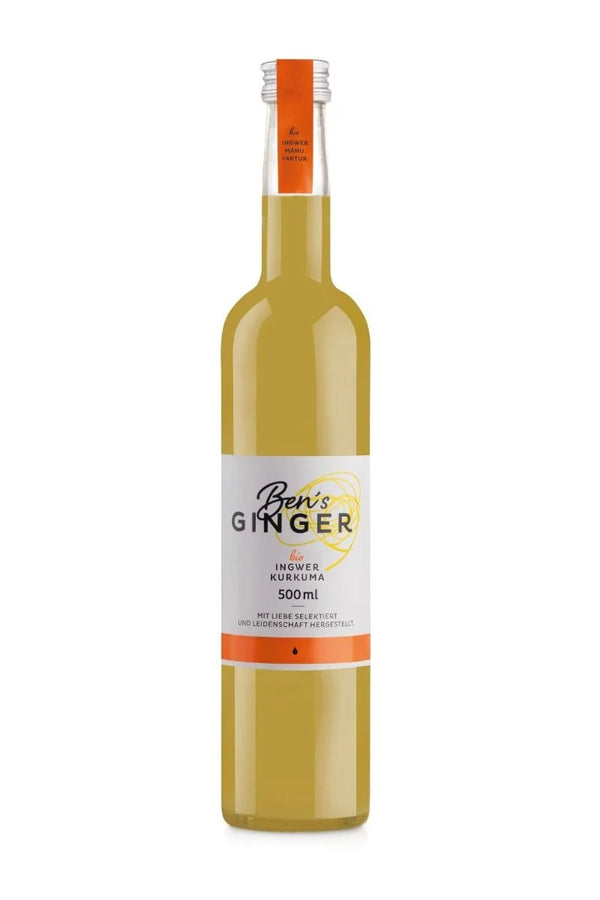 Eine Flasche "Ben's Ginger" mit gelbem Etikett und orangefarbenem Verschluss, die eine hellgelbe Flüssigkeit enthält. Das Etikett trägt die Aufschrift "Ingwer Kurkuma" und "500ml".