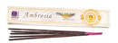 Eine Packung „Holy Smokes Ambrosia“ Räucherstäbchen mit der Aufschrift „Duft der Götter“, davor liegen mehrere dunkle Räucherstäbchen.