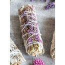 Weißer Salbei mit Lavendel Räucherbündel von Berk, natürliche Räucherware für Aromatherapie und Reinigung, im weißen Bündel.
