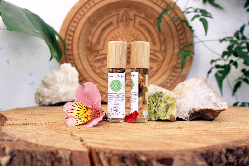 Herz-Chakra-Öl mit Kristallen, Kräutern und ätherischen Ölen