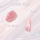 Rosa Hintergrund zeigt rohen und polierten Rosenquarz mit spanischen Beschriftungen zu Eigenschaften wie Liebe und Heilung.