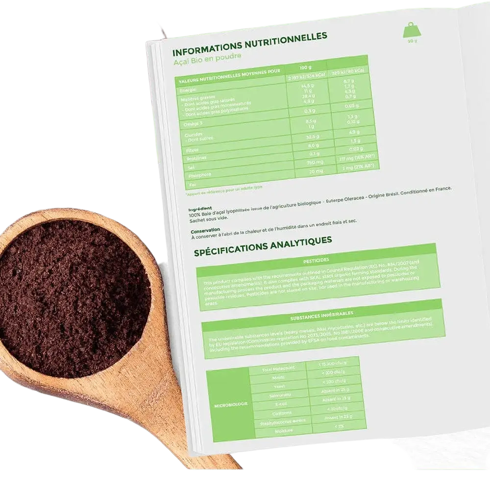 Vegan Bio-Acai-Pulver von Bioptimal in einem Holzlöffel, perfekt für Nahrungsergänzung, naturbelassen und frisch.