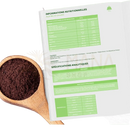 Ein holzlöffel mit dunkelbraunem bio acai pulver neben nährwertangaben pflanzenbasiertes protein superfood mit vegan