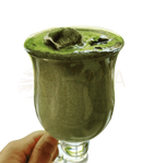 Ein lebhafter grüner matcha smoothie mit schaumiger oberfläche und eiswürfel in einem klaren glas aus bio chlorella pulver chlorella vulgaris