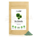 Myvial bio chlorella pulver 100 g in braunem wiederverschließbarem beutel mit lebhaft grünem veganem chlorella vulgaris pulver