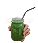 Ein klarer glas mason jar mit einem schwarzen metallstrohhalm gefüllt mit einem lebhaften grünen smoothie bio chlorella tabletten vegan mana shop
