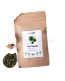 Myvial bio chlorella tabletten in braunem papiertütchen mit grünem logo und veganen grünen presslingen mana shop