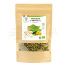 Ein brauner wiederverschließbarer beutel bio detox kräutertee aus grünem tee mit sichtbarem grünen kräuterinhalt
