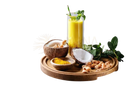Bio goldene milch latte 100g mit 7 ayurvedischen zutaten im mana shop, gelbes turmeric-milchgetränk mit minze und strohhalm
