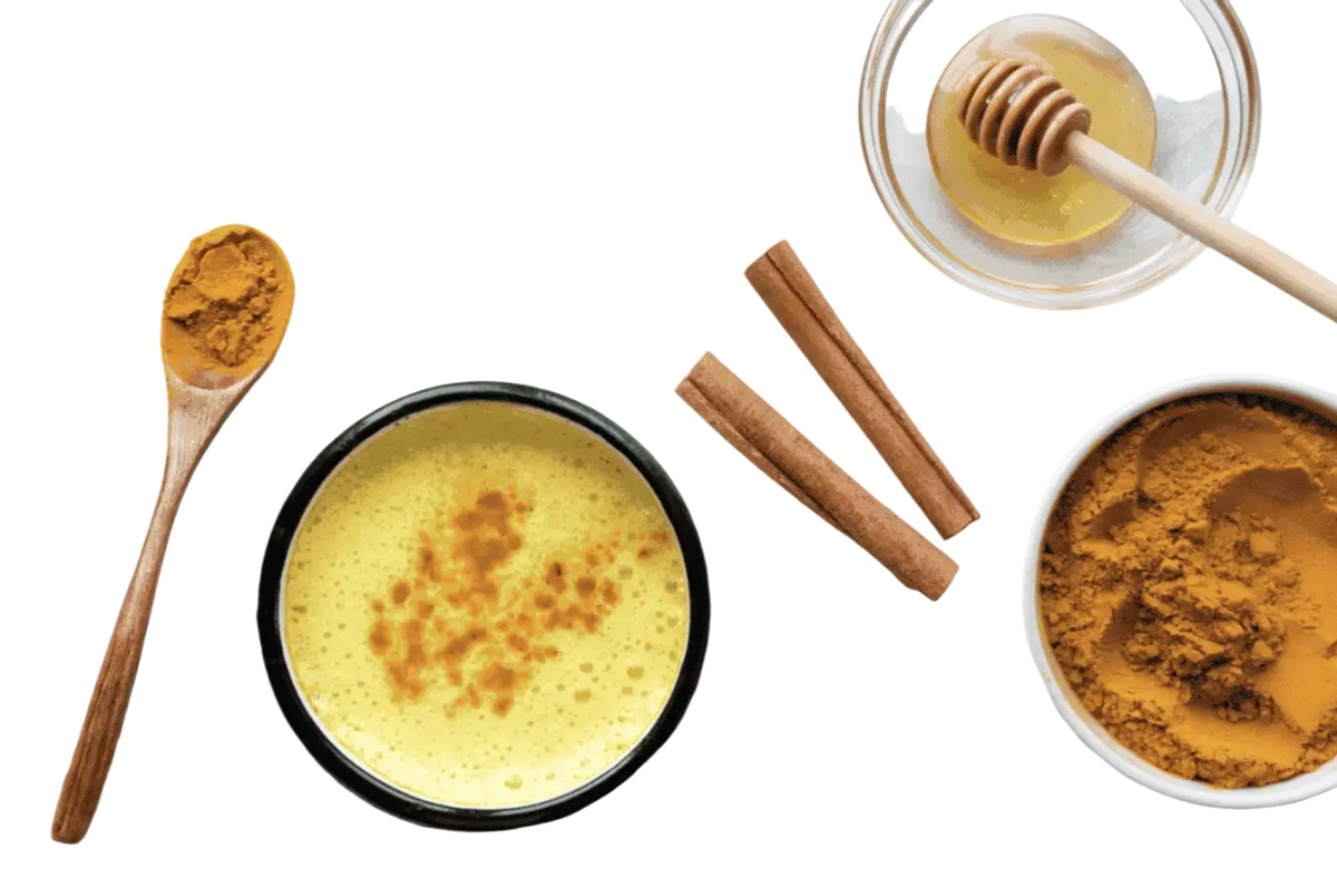 Bio Goldene Milch Latte von myvial, 100g mit 7 ayurvedischen Zutaten, zeigt die Verpackung und die goldene Milch-Latte- Mischung.
