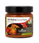 Ein glas glas bio madras hot curry paste von cosmoveda mit schwarzem deckel und bio label für scharfe dal und gemüsegerichte