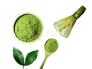 Bio matcha pulver aus japan in grünem pulver in holzschale mit löffel und bambusbesen für achtsame energie