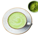 Eine tasse bio matcha pulver aus japan in einem weißen keramikbecher mit achtsamer energie und traditionellem bambusbesen
