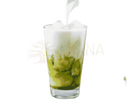 Ein hohes glas mit bio matcha pulver aus japan als grüner matcha drink mit cremiger milch für achtsame energie