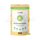 Myvial bio matcha pulver in brauner, wiederverschließbarer pouch mit grünen blattakzenten und herz-latteart aus japan für achtsame energie