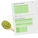Ein holzlöffel mit vibrant grünem bio matcha pulver neben der nahrungstafel von the matcha bio organisches matcha pulver