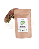 Ein tanfarbener wiederverschließbarer beutel bio moringa kapseln mit weißem etikett 120 vegane kapseln bio moringa kapseln mana shop