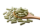 Bio moringa kapseln 120 stück vegan in holzlöffel mit frischen grünen blättern auf rustikalem holz bei mana shop