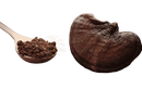A rustikaler holzlöffel mit bio reishi pulver aus ganoderma lucidum neben getrockneten herzförmigen pilzen