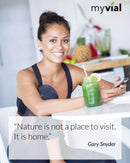 Bio shiitake kapseln 120 stück vegan neben grünem smoothie mit limettenscheibe zur unterstützung des immunsystems