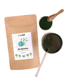 Braune nachfüllbare myvial pouch bio spirulina pulver 250g mit weißem etikett und grüner algenillustration essentiellen amino säuren