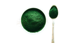 Bio spirulina pulver 250 gramm in weißer keramikschale mit metalllöffel zeigt organisches pulver reich an essenziellen aminosäuren