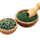 Bio spirulina tabletten mit grünem spirulinapulver und spirulina tabletten presslinge in holzschalen vegan organic