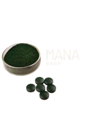 Ein brauner papiertüte myvial bio spirulina neben einer schale mit grünem spirulina pulver und dunklen bio spirulina tabletten