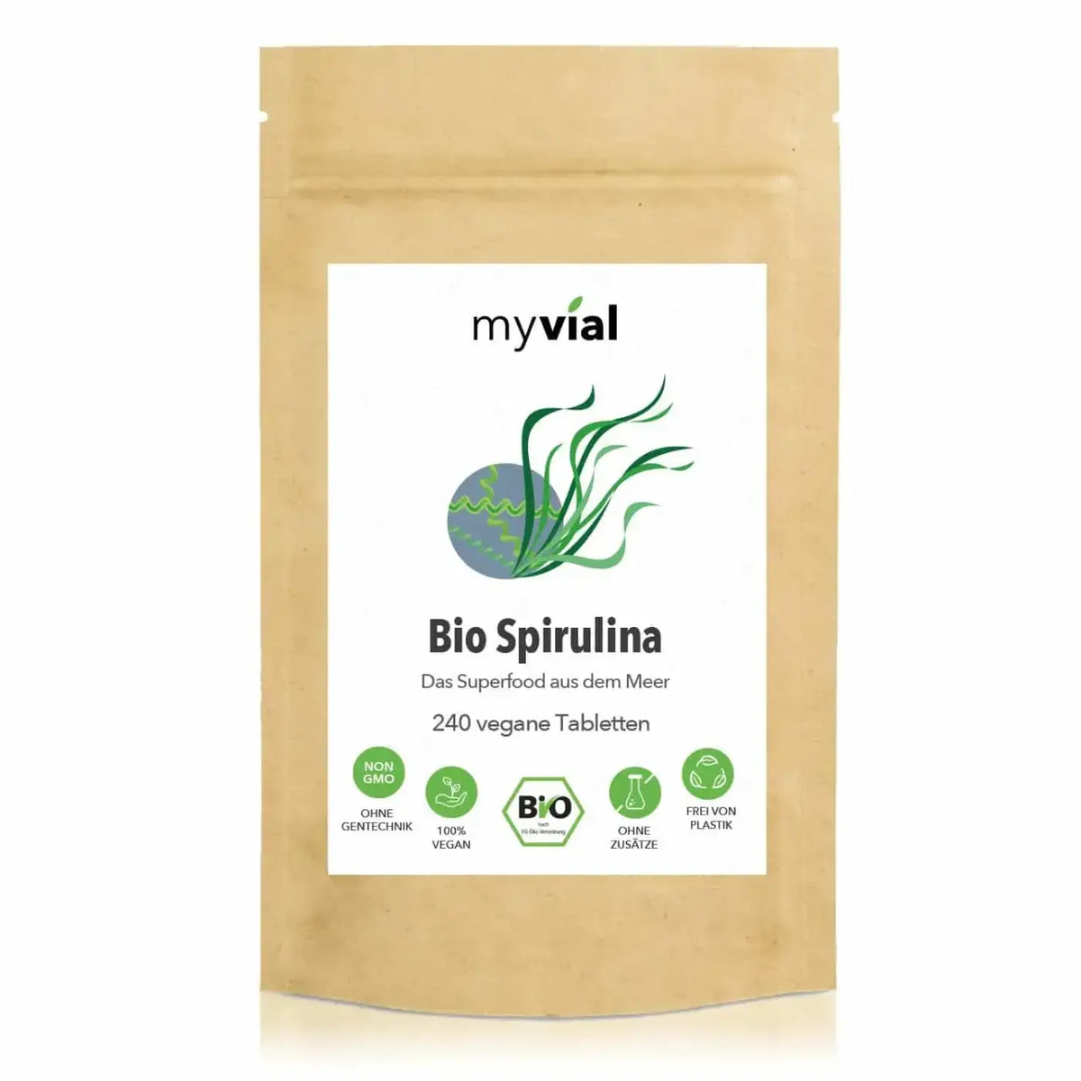 Veganer Bio Spirulina Tabletten Presslinge von myvial, 240 Stück, Nahrungsergänzung, grüne Spirulina-Tabletten auf weißem Hintergrund