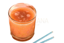 Ein klares glas mit einem leuchtend orange-roten smoothie umgeben von beeren und blumen aus camu camu bio vitamin c pulver