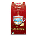 Bio Yogi Tea Classic Chai in einer 90g Packung, inklusive Teetasse und Gewürze, zeigt das aromatische Bio-Getränk.