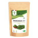 Bio-Moringa-Pulver von Bioptimal, veganes Nahrungsergänzungsmittel in einem Glas mit grüner Moringa-Pulver.