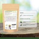 Bio-Moringa-Pulver von Bioptimal, veganes Nahrungsergänzungsmittel in einer transparenten Verpackung, grüne Moringa-Blätter auf weißem Hintergrund.