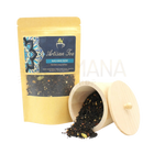 Goldene tasse mit schwarzem tee black magic blend und blau weißem mandala auf dem etikett 50 g würziger schwarztee